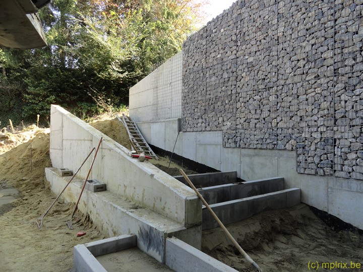 DSC09523.JPG - On construit un nouvel escalier pour l'accès à la partie supérieure de la rue de Froidmont